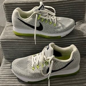 Nike white/light grey tennis shoes